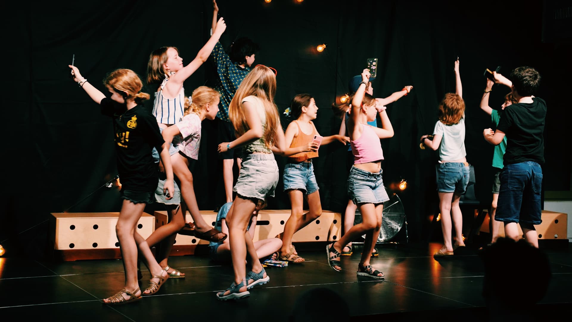 Scène dansée par le groupe d'enfants