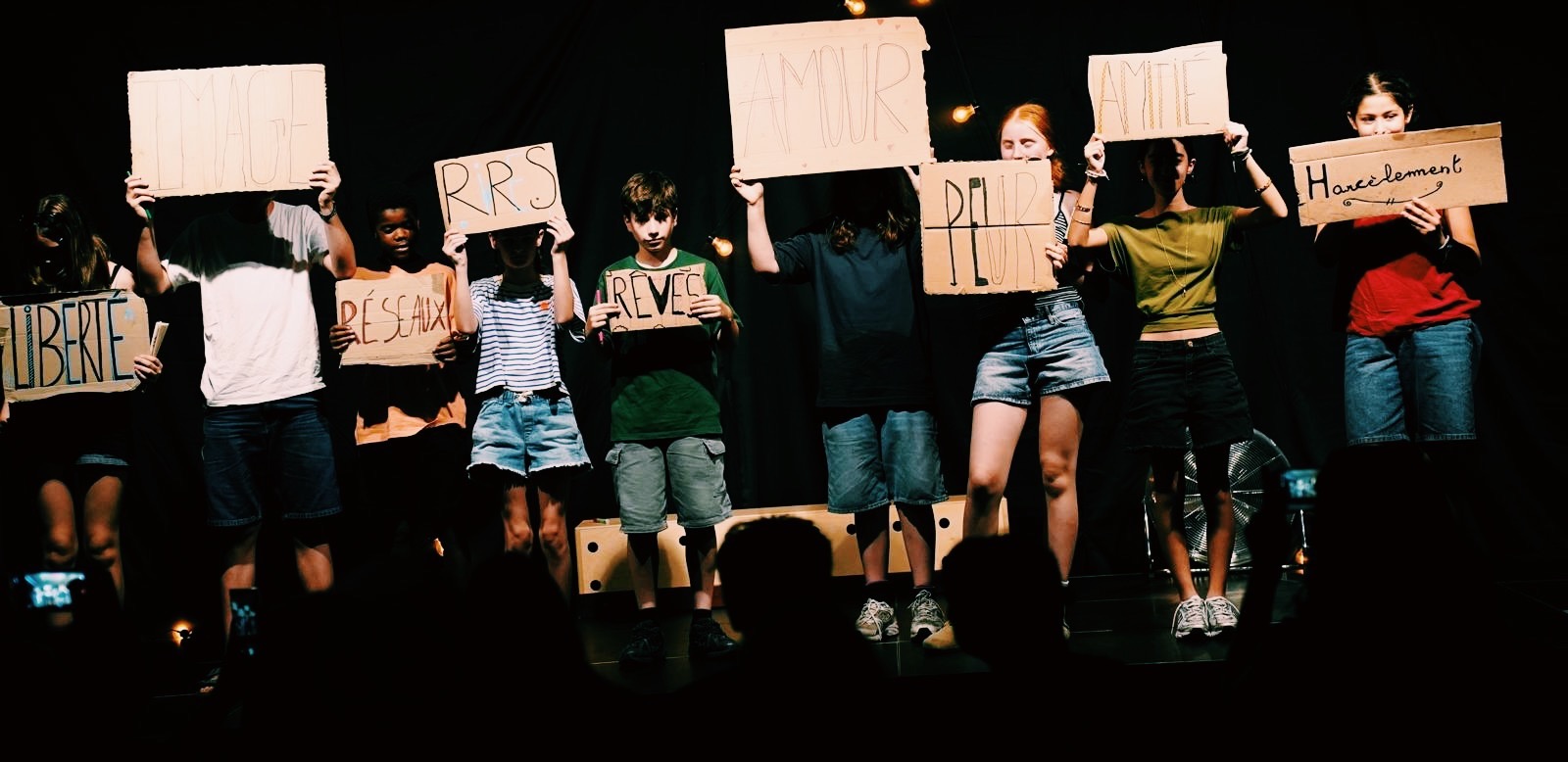Enfants portant des pancartes : liberté, amour, amitié