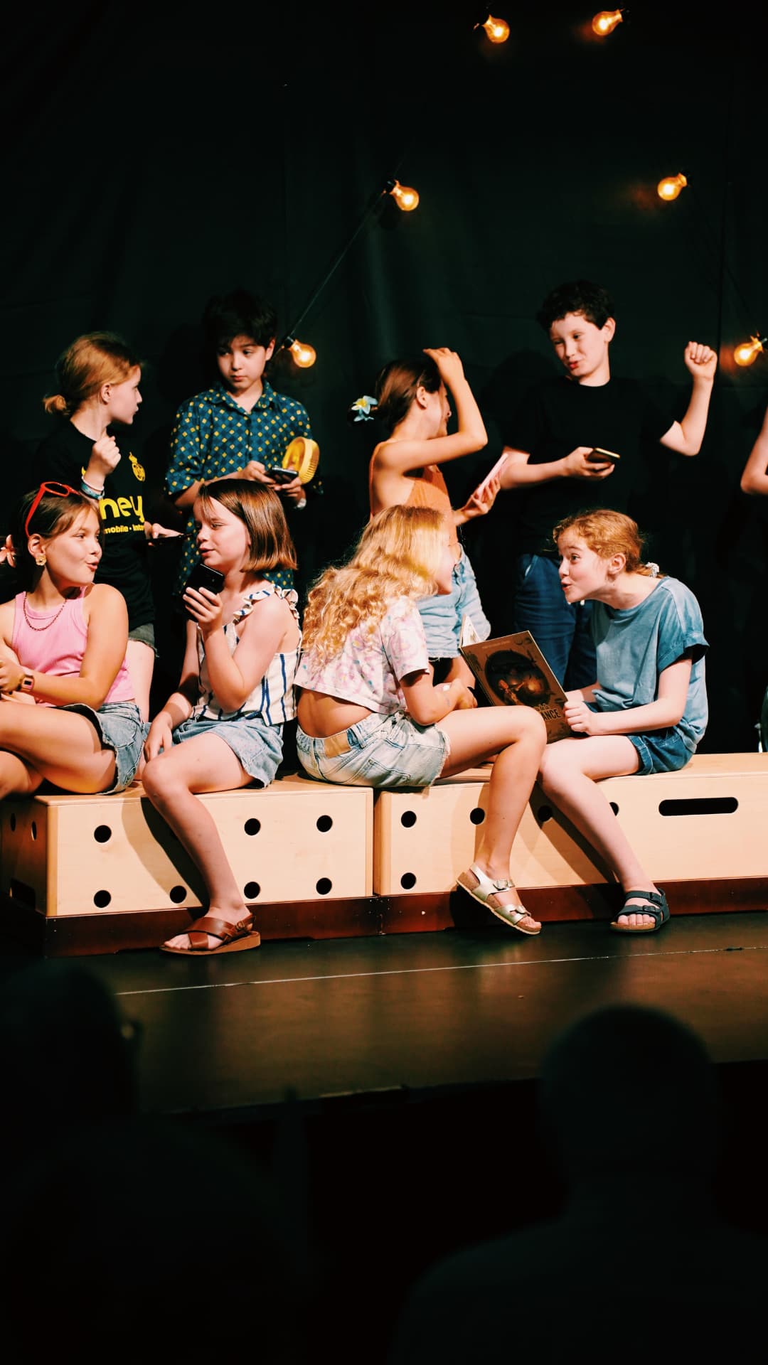 Enfants assis sur les cubes en pleine discussion