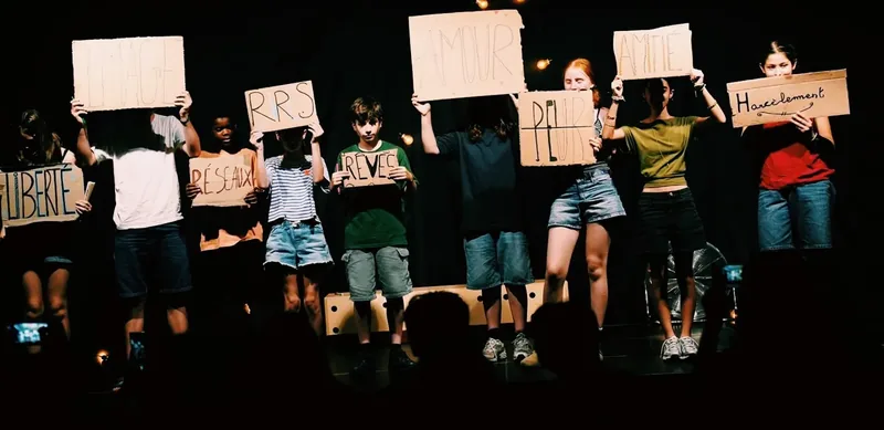 Enfants portant des pancartes : liberté, amour, amitié