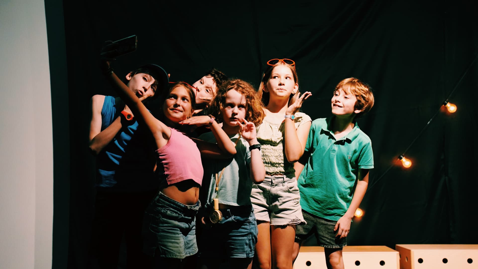Groupe d'enfants posant pour un selfie
