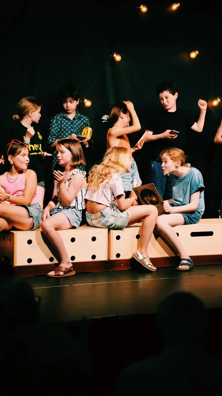 Enfants assis sur les cubes en pleine discussion