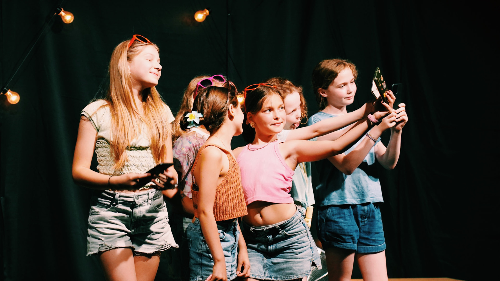 Groupe de filles prenant un selfie en scène