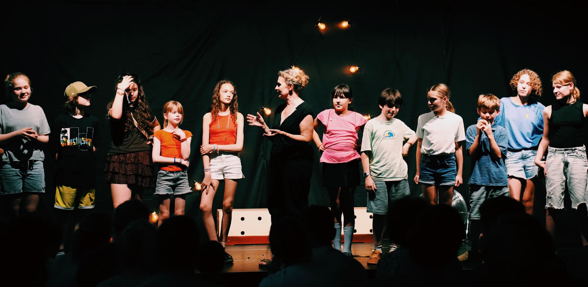 Toute la troupe alignée sur scène