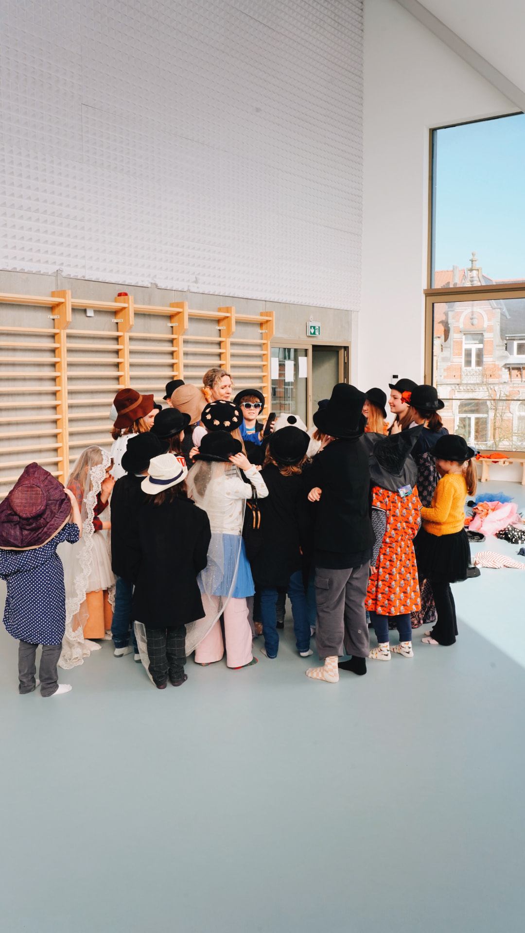 Groupe d'adolescents costumés lors d'un cours de théâtre